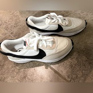 Nike womens waffle debut 8.5